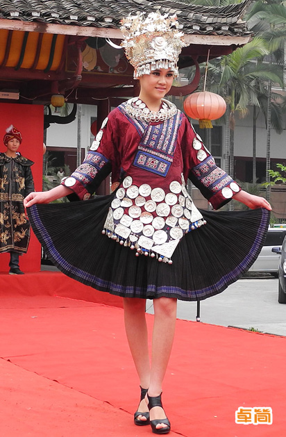 無領(lǐng)右衽白沙壯族服飾定制