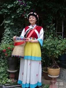 右衽開(kāi)襟寬袖納西族服飾定制