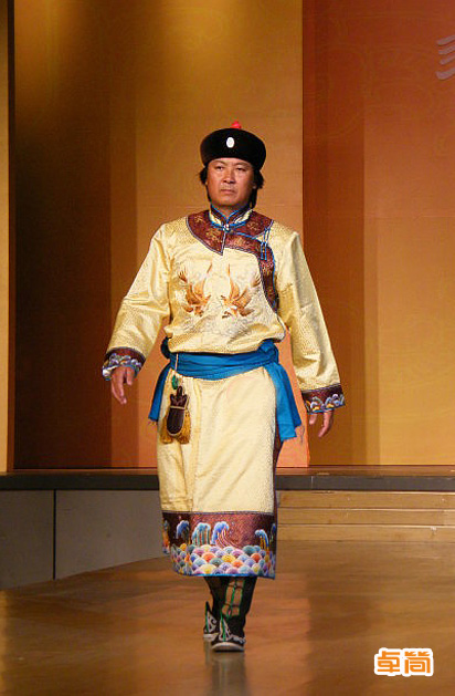 達(dá)斡爾族服飾定制