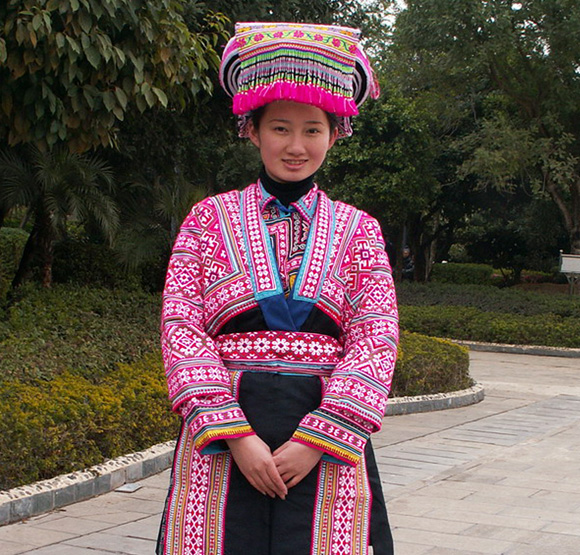 傳統(tǒng)織錦繡花婦女苗族服飾