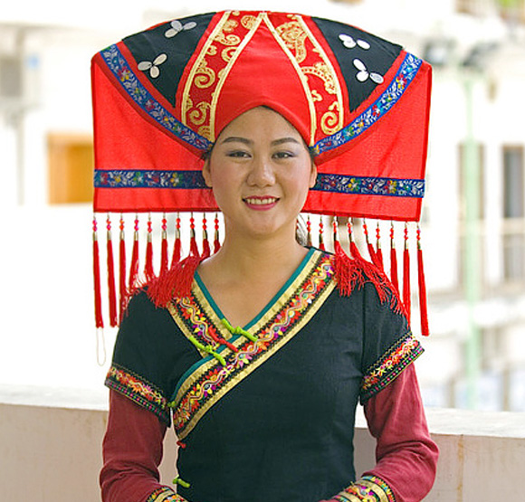 女式右衽傳統(tǒng)壯族服飾