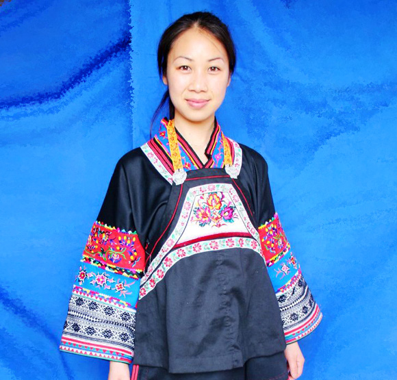 彩虹式花襟畬族服飾