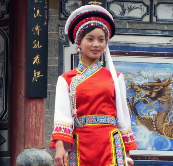 右衽開(kāi)襟九分寬袖白族服飾