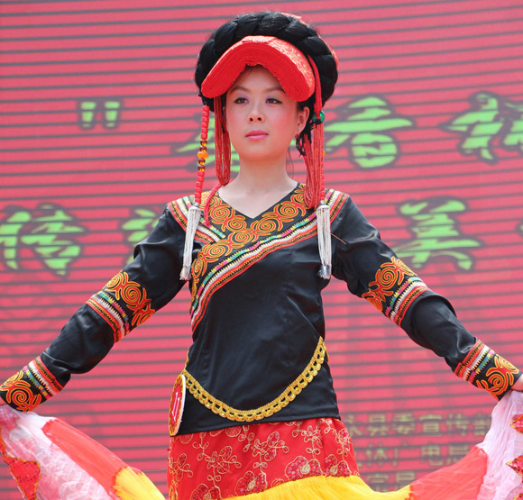 女式無(wú)領(lǐng)右衽彝族服飾