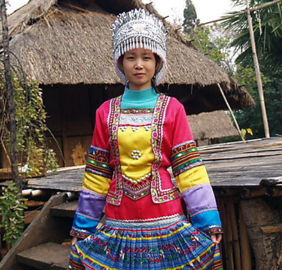 長(zhǎng)袖多彩拼接傣族女子服飾