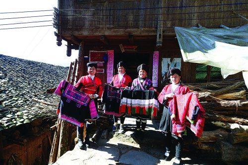 瑤族服飾推介：千針萬線繡出民族風(fēng)情
