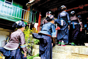 奇特的文山壯族鳥衣服飾