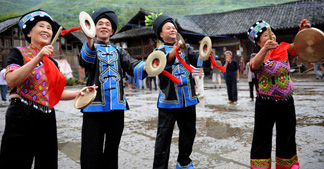 五色斑斕的土家族服飾