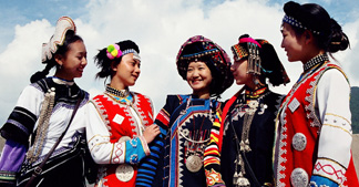 【論哈尼族神話的優(yōu)美】自然之色的少數(shù)民族服裝