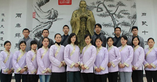 深圳養(yǎng)正私塾國學堂 千里尋卓簡只為定購傳統(tǒng)漢服