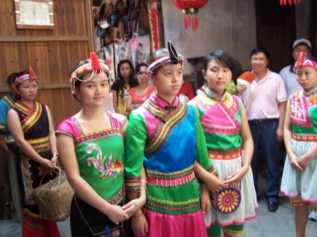 畬族女子服飾.jpg